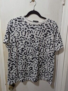 Women's Large Black & White Leopard Print Tee